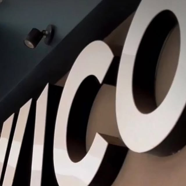 Detalhe do letreiro WICO com letras em relevo, obra da Toprint
